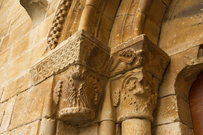 Capiteles izquierdos de la portada de la iglesia del monasterio de Carracedo